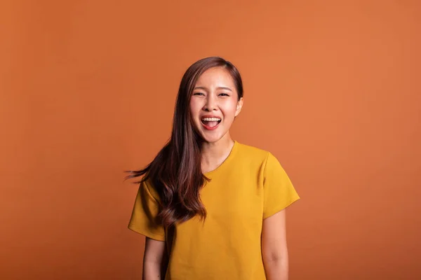 Портрет Молодої Азіатки Оранжевому Тлі Усмішка Щаслива Студійна Зйомка — стокове фото