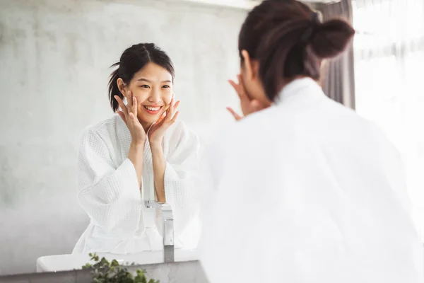 Asijské Žena Čištění Obličeje Před Zrcadlem Péče Pleť Cosmeti — Stock fotografie