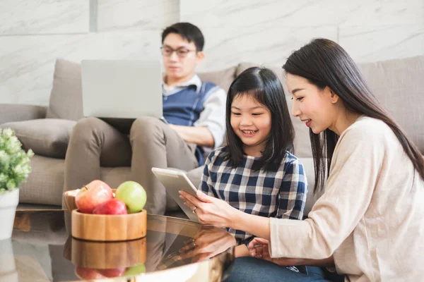 Glückliche Asiatische Familie Mit Tablet Laptop Zum Spielen Von Filmen — Stockfoto