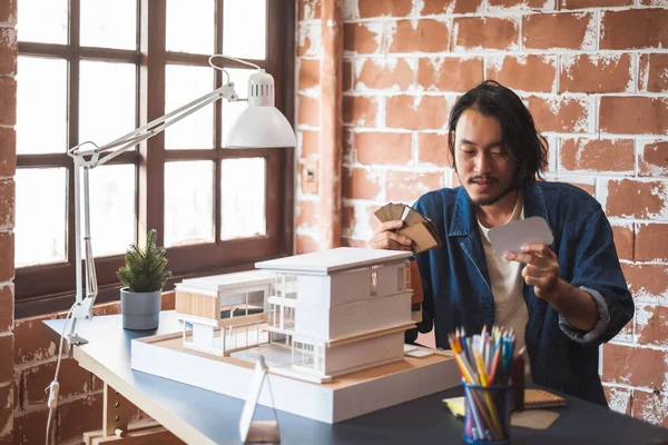Asiatisk Man Arkitektur Designer Väljer Väggfärg För Modell Hus Hem — Stockfoto