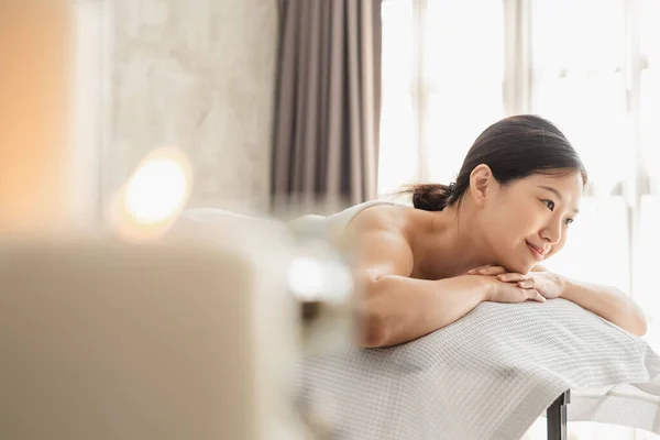 Junge Asiatische Schönheit Frau Genießt Massage Und Wellness — Stockfoto