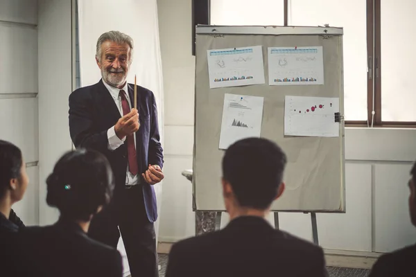 Empresários Com Apresentação Durante Reunião Negócios Escritório Relatório Financeiro Gráfico — Fotografia de Stock