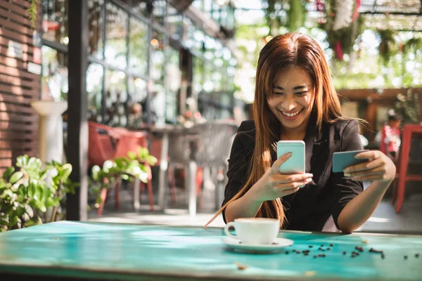 Młoda Piękna Azjatycka Kobieta Pomocą Smartfona Karty Kredytowej Zakupy Online — Zdjęcie stockowe