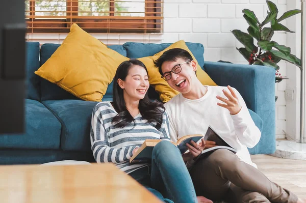 Ásia Casal Homem Mulher Falando Trabalho Passar Tempo Juntos Casa — Fotografia de Stock