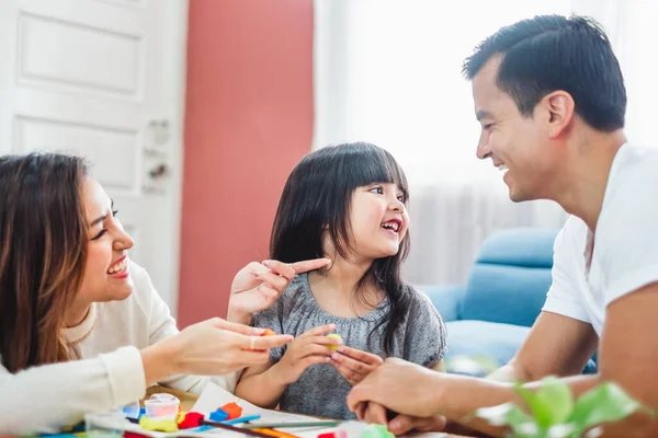 Meisje Dochter Spelen Blokken Speelgoed Vader Moeder Gelukkig Familie Concept — Stockfoto