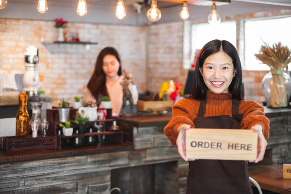 Ung Asiatisk Kvinde Virksomhedsejer Foran Cafe Bar Restaurant Kaffe Bageri - Stock-foto