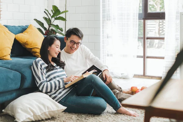 일하는 아시아 남녀가 집에서 시간을 보내면서 이야기하는 아시아 부부의 가정생활의 — 스톡 사진