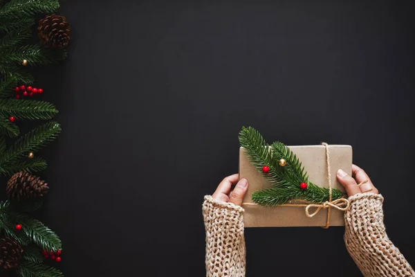 Kerst Achtergrond Met Hand Holding Cadeau Voor Kerstmis Gelukkig Nieuwjaar — Stockfoto