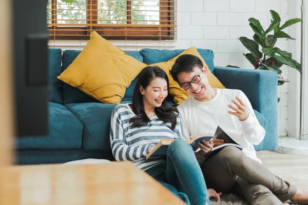 亚洲夫妇聊天的男人和女人一起在家里呆着 亚洲夫妇家庭生活方式的概念 — 图库照片