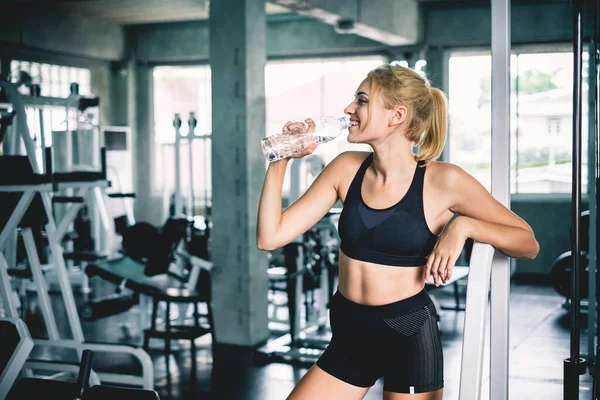Vrouw Drinken Water Afloop Training Sportschool Met Een Glimlach Blij — Stockfoto