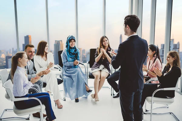 Zakenmensen Klappen Handen Tijdens Een Vergadering Het Kantoor Voor Hun — Stockfoto