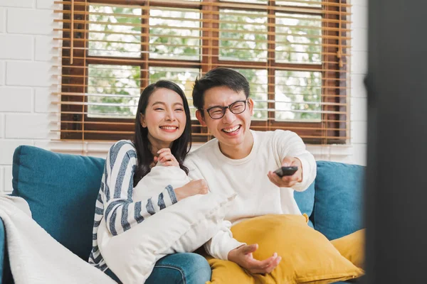 Asiatisches Paar Lebensstil Mann Und Frau Sehen Fernsehfilme Hause Familienleben — Stockfoto