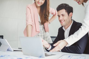 İş adamları ofiste toplanırken tartışıyor, laptopla çalışıyorlar