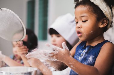 Grup çeşitliliği çocuklar mutfakta pasta fırını yapıyor.