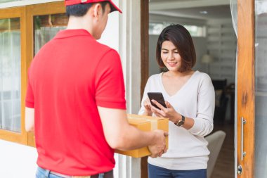 Asyalı teslimatçı, kargo teslimat konseptini evdeki müşteriye teslim ediyor.