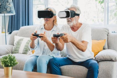 Üst düzey çiftler evde VR 3 boyutlu oyunların keyfini çıkarıyorlar.