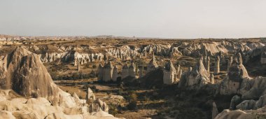 Goreme 'in, Kapadokya' nın, hindinin, sabah kayanın güzel manzarası.