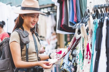 Asyalı gezgin / turist Khao San rd 'da yürüyor ve seyahat ediyor. Yürüyüş sokağı, Bangkok, Tayland