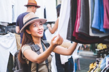 Asyalı gezgin / turist Khao San rd 'da yürüyor ve seyahat ediyor. Yürüyüş sokağı, Bangkok, Tayland