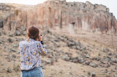 Manzara fotoğrafçılığı için fotoğraf çeken Asyalı kadın.