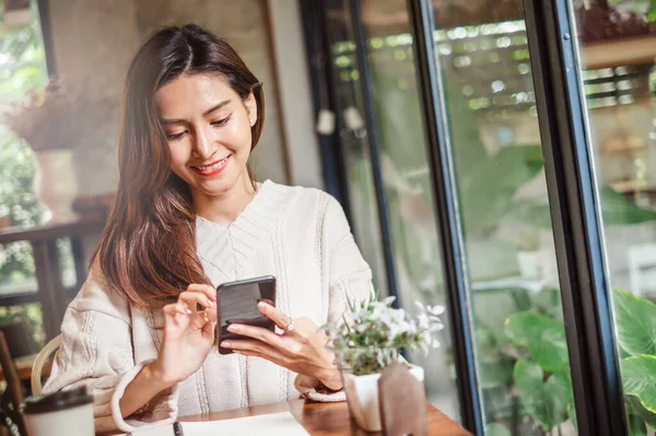 Jeune Asiatique Belle Femme Utilisant Téléphone Intelligent Pour Les Affaires — Photo