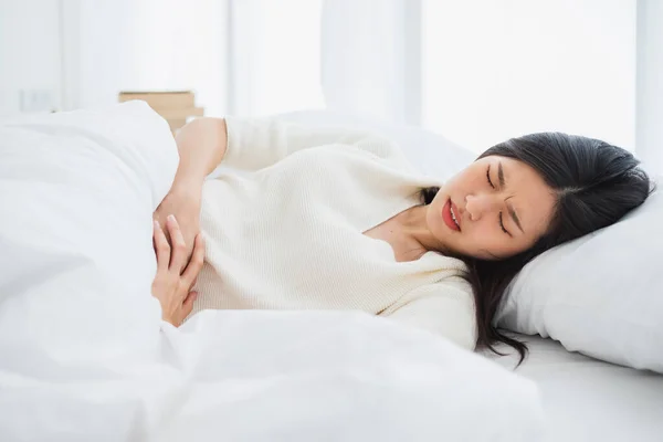 Asiatico Donna Stomachache Sentire Dolore Periodo Concetto — Foto Stock