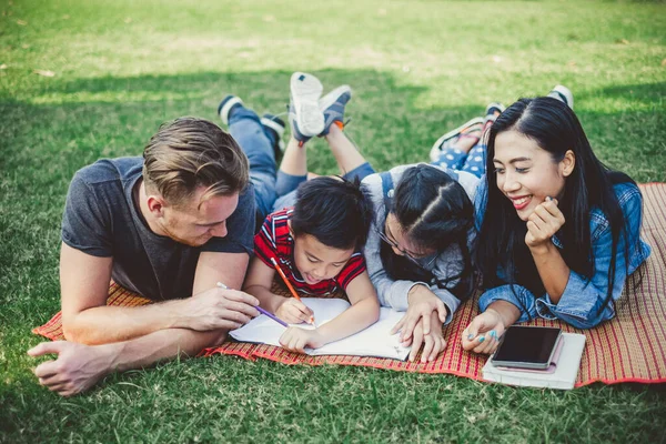 Feliz Família Asiático Caucasiano Que Coloca Jardim Parque Verde Livre — Fotografia de Stock