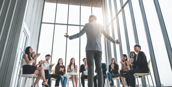 Empresarios Aplaudiendo Durante Reunión Oficina Por Éxito Trabajo Negocios — Foto de Stock