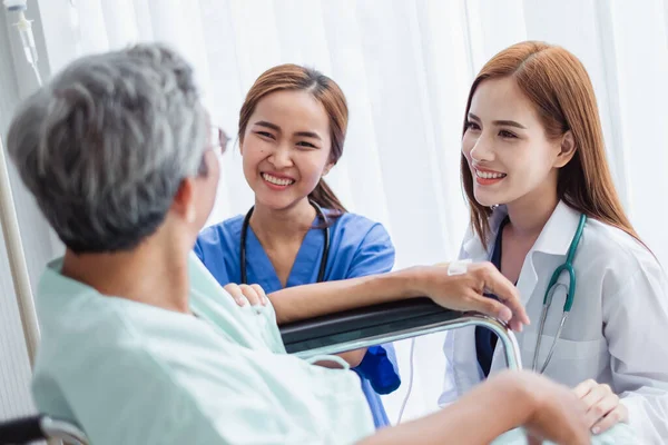 Aziatische Arts Vrouw Verpleegster Moedigen Gehandicapte Oude Man Patiënt Zitten — Stockfoto