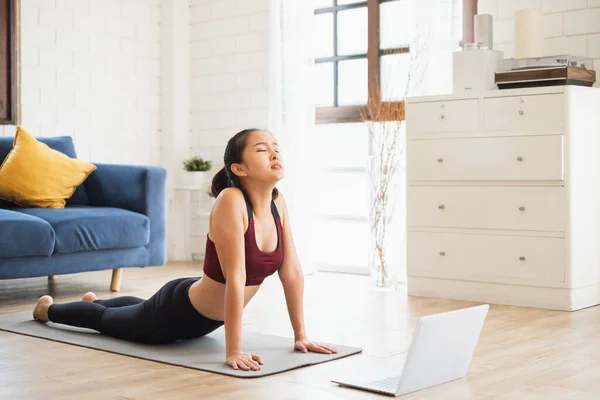 Joven Asiática Saludable Mujer Entrenamiento Casa Ejercicio Ajuste Haciendo Yoga — Foto de Stock