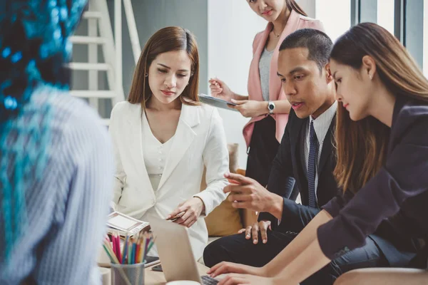 Affärsmän Mötesrummet Diskuterar Finansiell Rapport Skrivbord Bord Kontor — Stockfoto