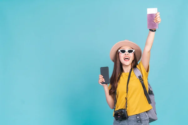 Jovem Mulher Asiática Mochileiro Viajante Feliz Viajar Segurando Passaporte Telefone — Fotografia de Stock