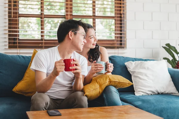 Asiatisches Paar Trinkt Kaffee Hause Entspannter Lebensstil Hause — Stockfoto