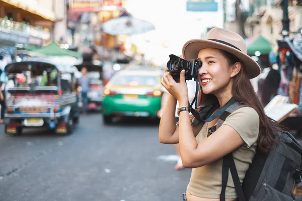 Azjatka Turystka Podróżuje Robi Zdjęcia Khao San Road Bangkok Tajlandia — Zdjęcie stockowe