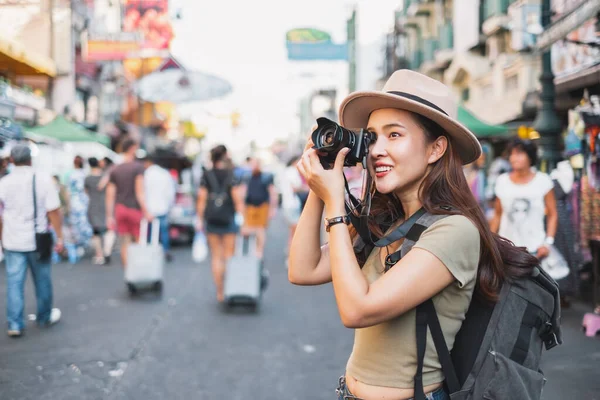 Asiatica Donna Turista Zaino Spalla Viaggiare Scattare Foto Khao San — Foto Stock