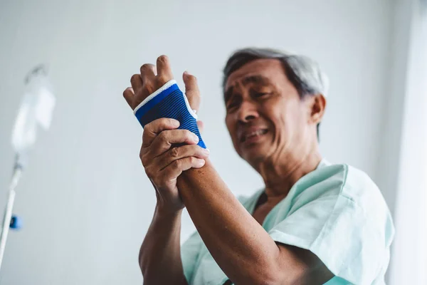 Homem Asiático Velho Dor Pulso Braço Mão Sentir Dor Inflamação — Fotografia de Stock