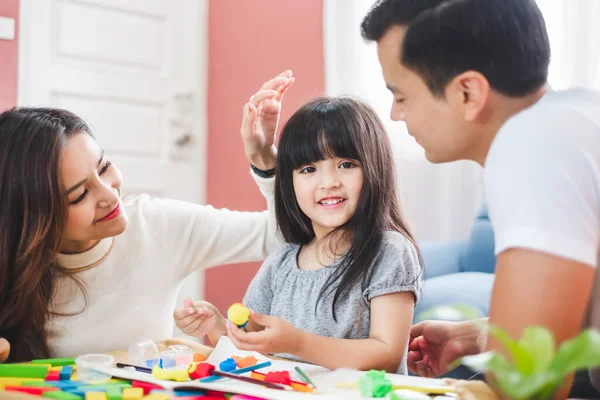 Meisje Dochter Spelen Blokken Speelgoed Vader Moeder Gelukkig Familie Concept — Stockfoto