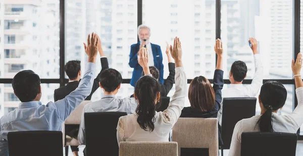 Grupo Empresários Levantar Mãos Para Fazer Perguntas Respostas Orador Seminário — Fotografia de Stock