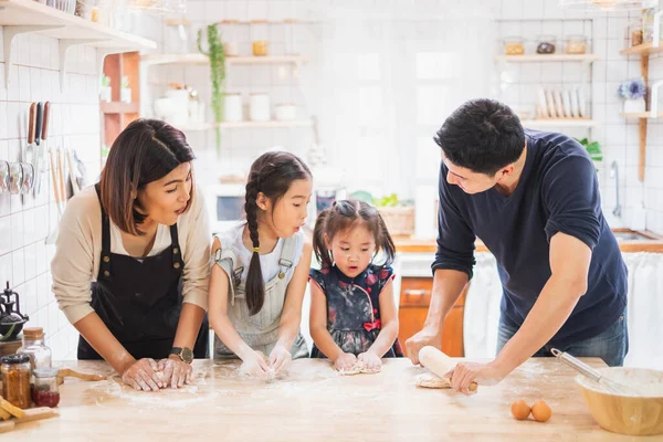 亚洲家庭喜欢在家里的厨房里玩耍和做饭 — 图库照片