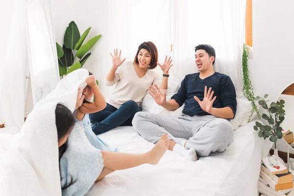 Glad Asiatisk Familj Leker Tillsammans Sängen Sovrummet Med Glada Och — Stockfoto