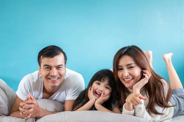 Ritratto Felice Famiglia Asiatica Sfondo Blu — Foto Stock