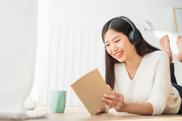 Joven Hermosa Mujer Asiática Escuchar Música Casa Concepto Estilo Vida —  Fotos de Stock