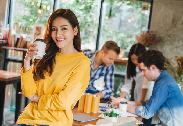 Porträtt Asiatisk Affärskvinna Över Grupp Unga Kreativa Team Som Arbetar — Stockfoto