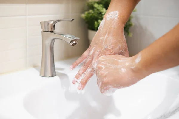 Lavarse Las Manos Con Agua Jabón Limpiar Proteger Suciedad Virus — Foto de Stock