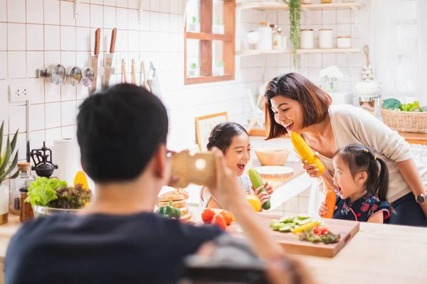 Aziatisch Gezin Genieten Van Spelen Koken Eten Keuken Thuis — Stockfoto