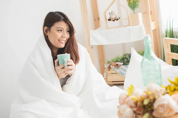 Ung Asiatisk Kvinde Vågner Drikker Kaffe Soveværelset Morgenen Asiatisk Kvinde - Stock-foto