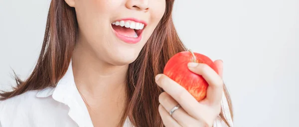 Retrato Bela Mulher Asiática Mostrando Dentes Brancos Perfeitos Morder Maçã — Fotografia de Stock