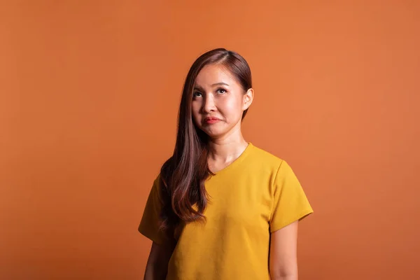 Ung Asiatisk Kvinna Ansikte Uttryck Avundsjuka Över Orange Bakgrund Studio — Stockfoto