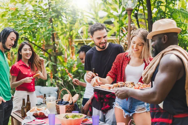 Groep Diversiteitsmensen Die Thuis Barbecuefeest Houden Gegrild Vlees Rundvlees Koken — Stockfoto