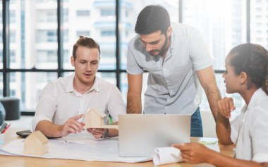İşletme yaratıcı takım toplantısı ve planlama projesi için ofiste tartışmalar